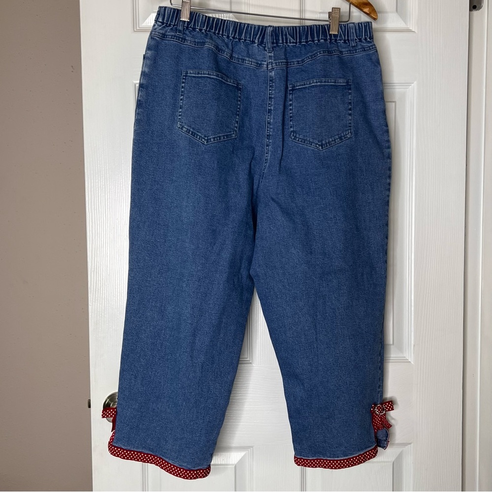 Quacker Factory Size L Capri Jeans with Red & White Trim
